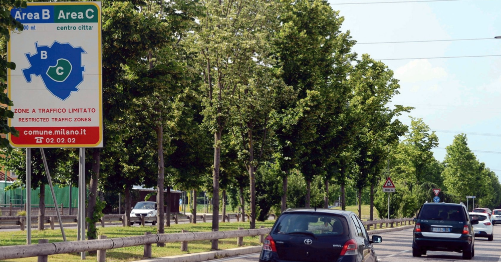 Ztl di Milano, in Area B entrano solo i ricchi. E in Area C la Panda ibrida paga, la Porsche no. Alla faccia dell&rsquo;equit&agrave; sociale&hellip;