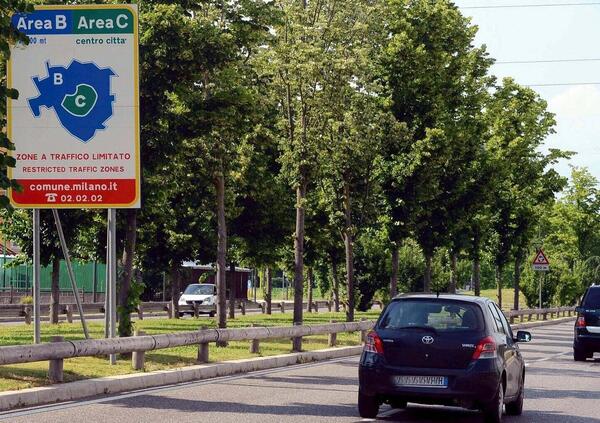 Ztl di Milano, in Area B entrano solo i ricchi. E in Area C la Panda ibrida paga, la Porsche no. Alla faccia dell&rsquo;equit&agrave; sociale&hellip;