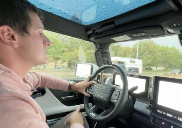 [VIDEO] Spende pi&ugrave; di 100mila euro per il Suv elettrico, ma lo youtuber rimane a piedi in autostrada