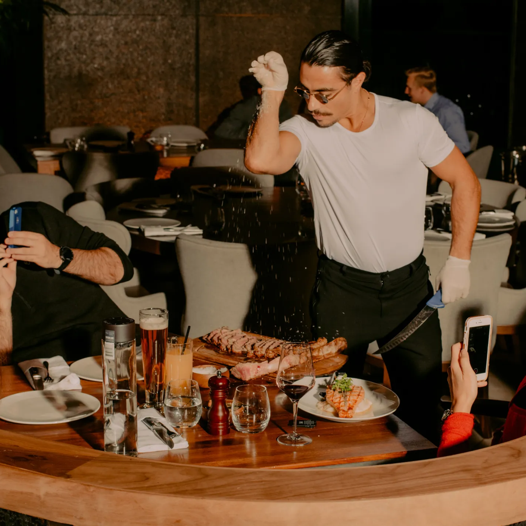 Salt Bae (e telefonini) in azione