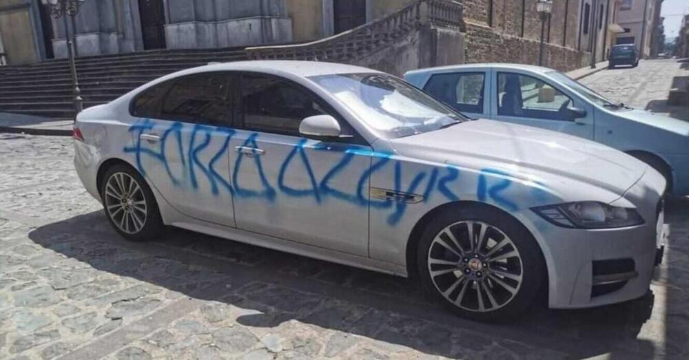 La nuova folle &ldquo;moda&rdquo;: scrivono &ldquo;cogl**ne&rdquo; sulle auto in divieto con lo spray