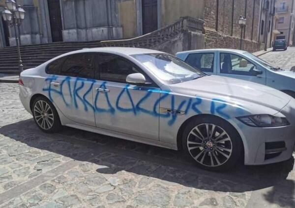 La nuova folle &ldquo;moda&rdquo;: scrivono &ldquo;cogl**ne&rdquo; sulle auto in divieto con lo spray