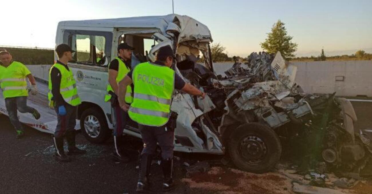 [VIDEO] Scontro tra pulmino dei disabili e un tir: strage lungo l&#039;A4