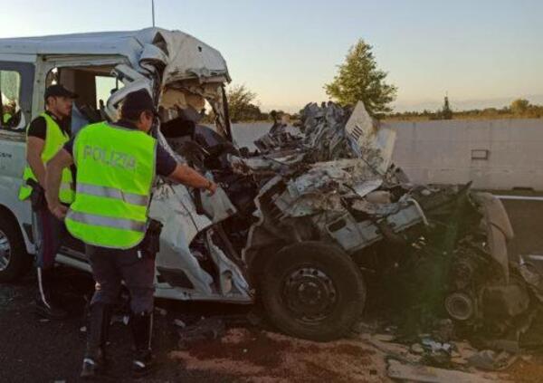 [VIDEO] Scontro tra pulmino dei disabili e un tir: strage lungo l&#039;A4