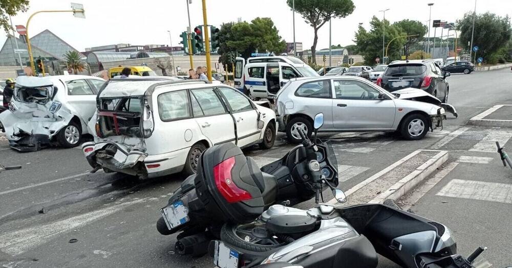 Tamponamento a catena sulla Tuscolana: 11 i mezzi coinvolti e 4 i feriti