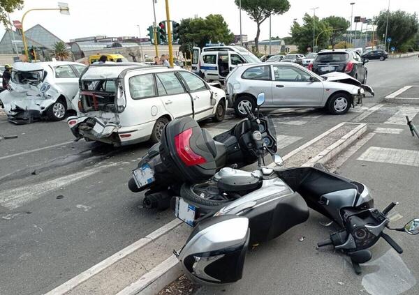 Tamponamento a catena sulla Tuscolana: 11 i mezzi coinvolti e 4 i feriti