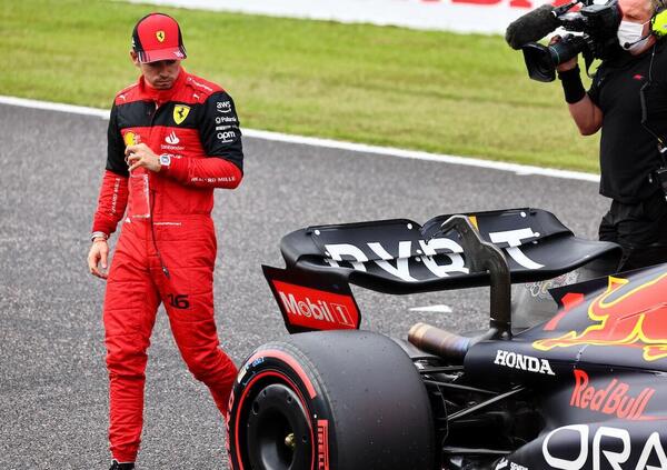 &ldquo;Leclerc avrebbe sbagliato meno senza gli errori Ferrari?&rdquo; Il dubbio del campione del mondo