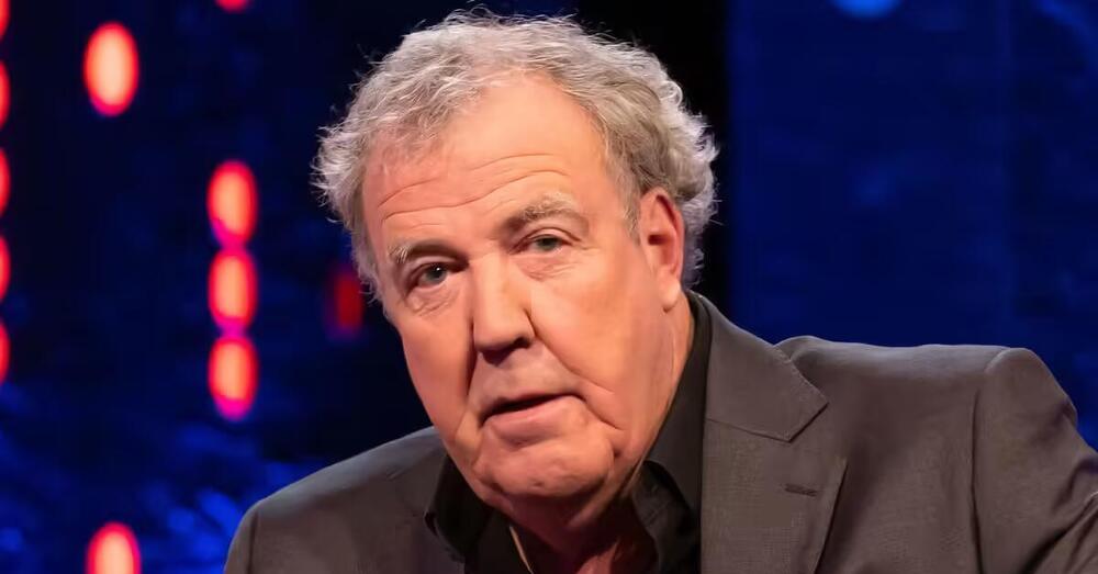 Clarkson: &ldquo;Liz Truss inutile. Prendiamo esempio da Fratelli d&rsquo;Italia. E se staccano la corrente possiamo andare con le nostre auto che rombano sotto casa dei proprietari di Tesla&rdquo;