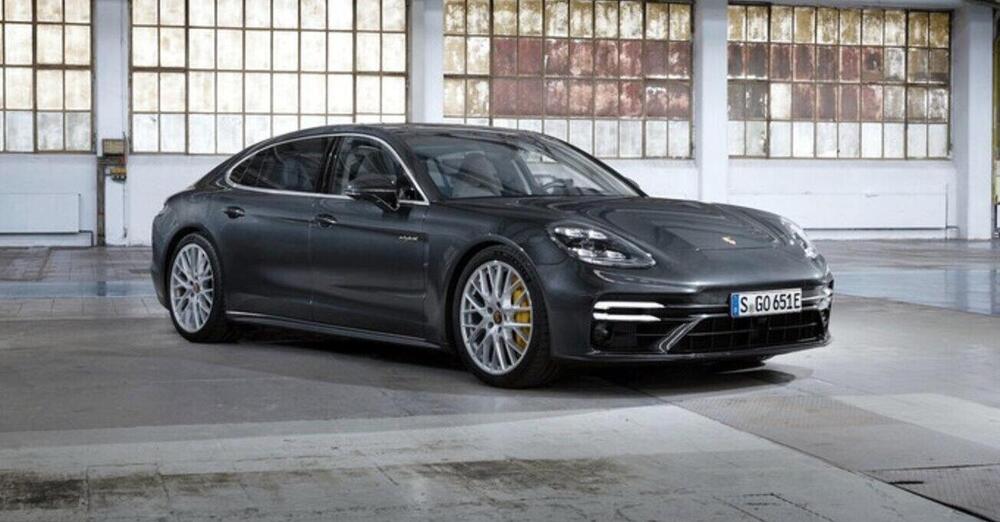 Spaccio di lusso a bordo di una Porsche Panamera, ma finisce male: arrestati due fratelli