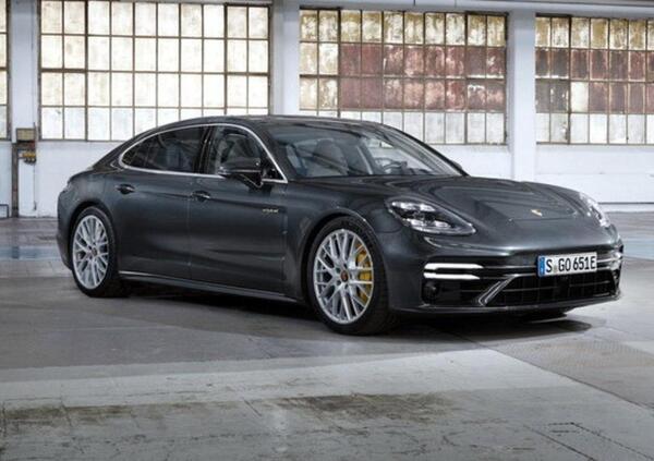 Spaccio di lusso a bordo di una Porsche Panamera, ma finisce male: arrestati due fratelli