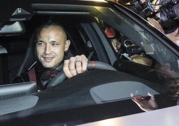 Nainggolan in Mercedes ma... dov&#039;&egrave; la patente? Interviene la polizia