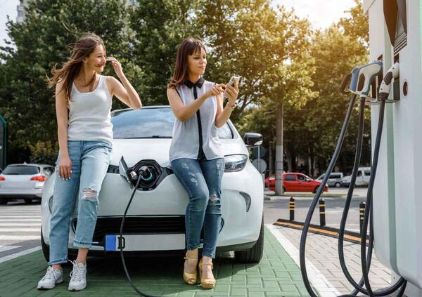 Prezzi, colonnine e autonomia: ecco perch&eacute; la diffusione delle auto elettriche &egrave; frenata