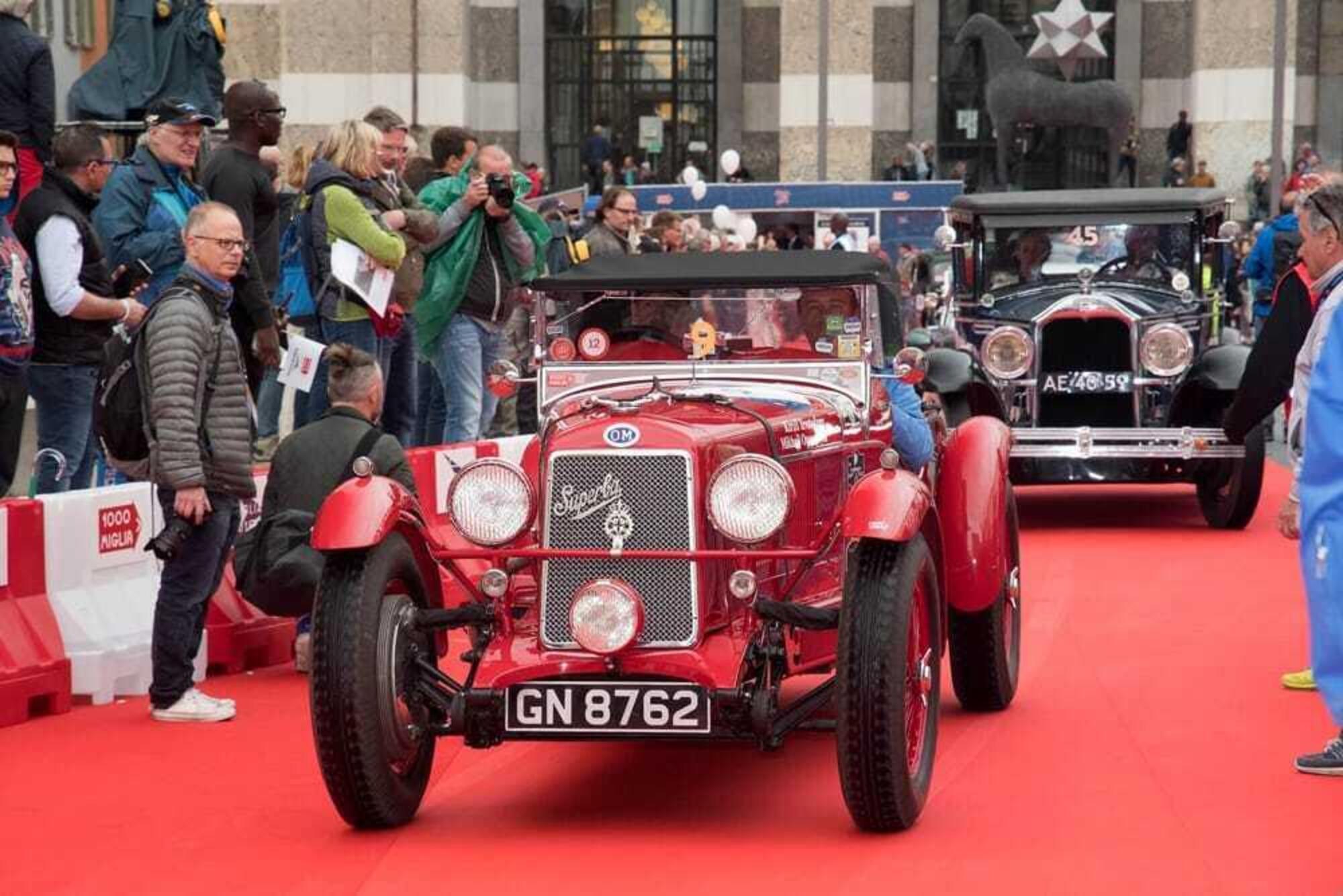 20221015 114039358 4966Una sfilata di auto d'epoca a Milano