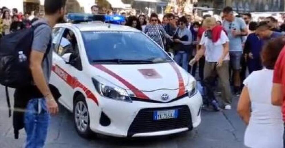 Auto dei vigili si abbatte su una processione: nove feriti