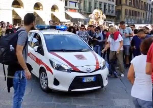 Auto dei vigili si abbatte su una processione: nove feriti