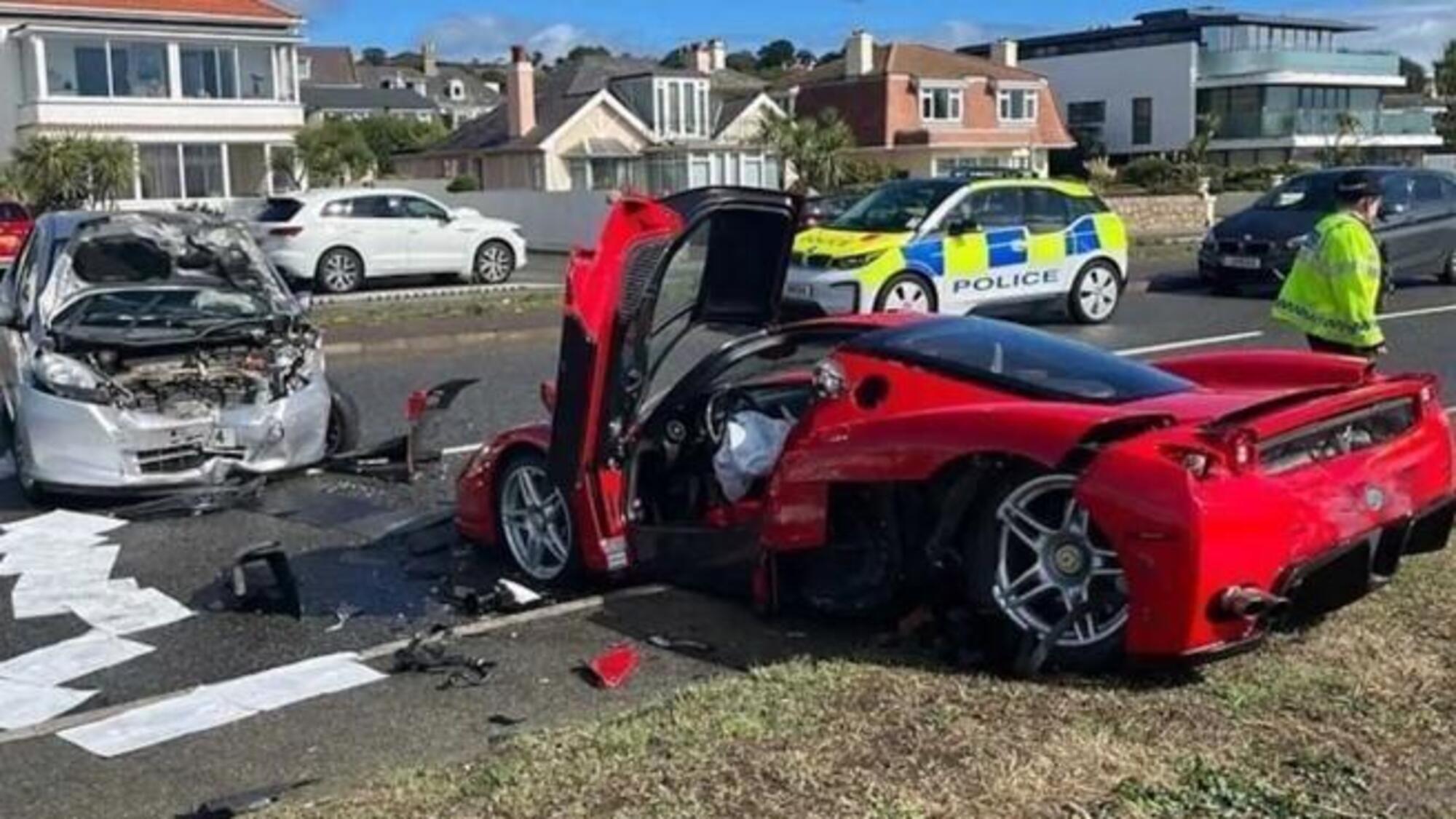 Ferrari Enzo incidentata