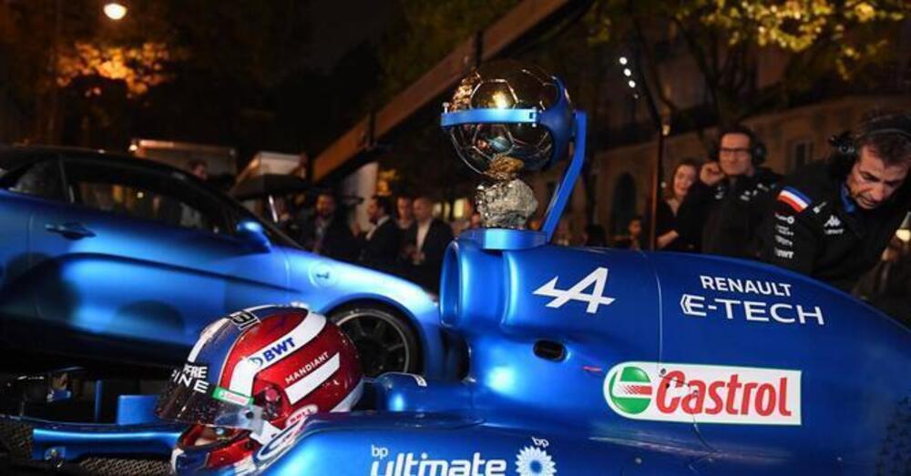 Il Pallone d&rsquo;Oro portato alla premiazione sull&rsquo;Alpine di Esteban Ocon: il video dell&rsquo;arrivo