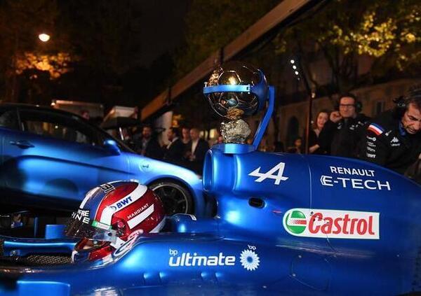 Il Pallone d&rsquo;Oro portato alla premiazione sull&rsquo;Alpine di Esteban Ocon: il video dell&rsquo;arrivo