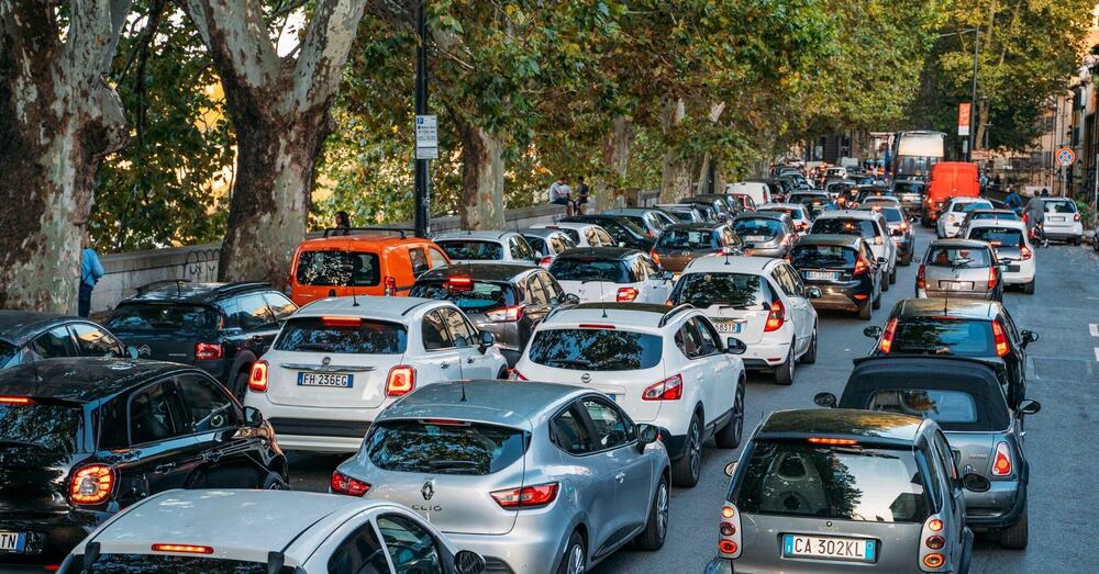 Altro che mobilit&agrave; sostenibile: ecco perch&eacute; in 5 anni l&#039;utilizzo dell&#039;auto privata &egrave; aumentato del 10%