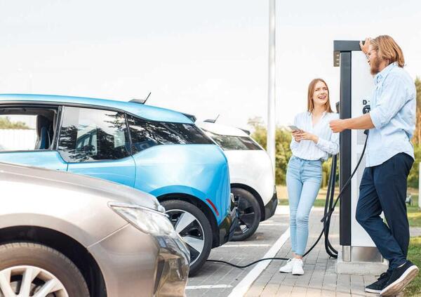 In Italia pi&ugrave; colonnine che auto elettriche vendute, ma va tutto bene?