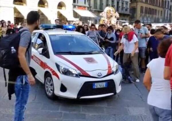 [VIDEO] Auto dei vigili piomba sulla folla durante la processione: sfiorata la tragedia...