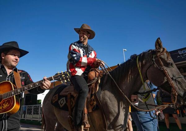 [VIDEO] S&igrave;, Daniel Ricciardo &egrave; davvero arrivato nel paddock di Austin&hellip; con un cavallo (con il pass vip)!