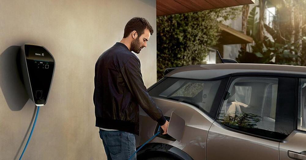 Ricaricare un&#039;auto elettrica risparmiando: ecco tutte le tariffe a confronto