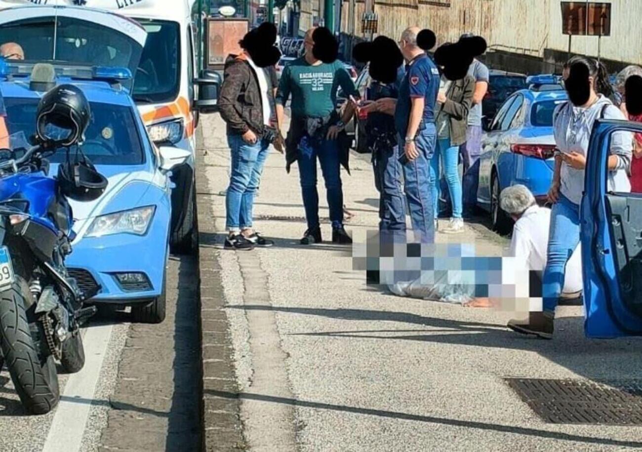 Fingono di aiutarlo a cambiare la gomma bucata e lo derubano: 82enne muore d&#039;infarto