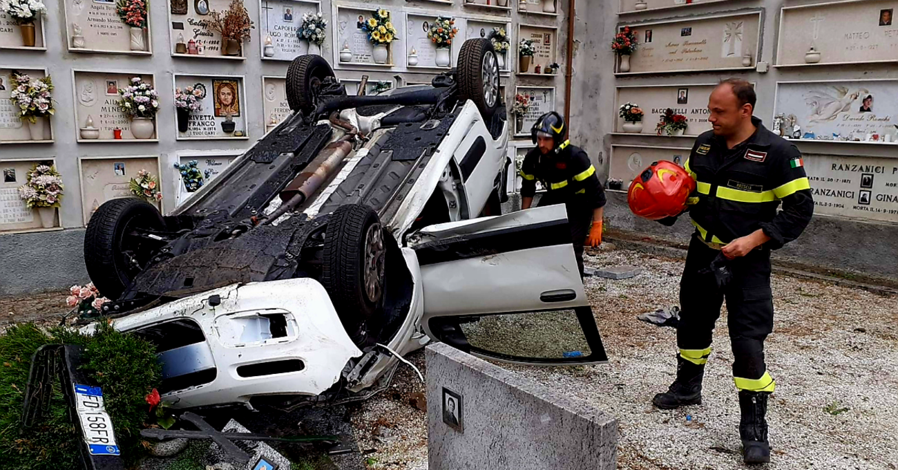 Perde il controllo dell&#039;auto e finisce tra le tombe del cimitero [VIDEO]