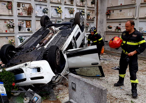 Perde il controllo dell&#039;auto e finisce tra le tombe del cimitero [VIDEO]