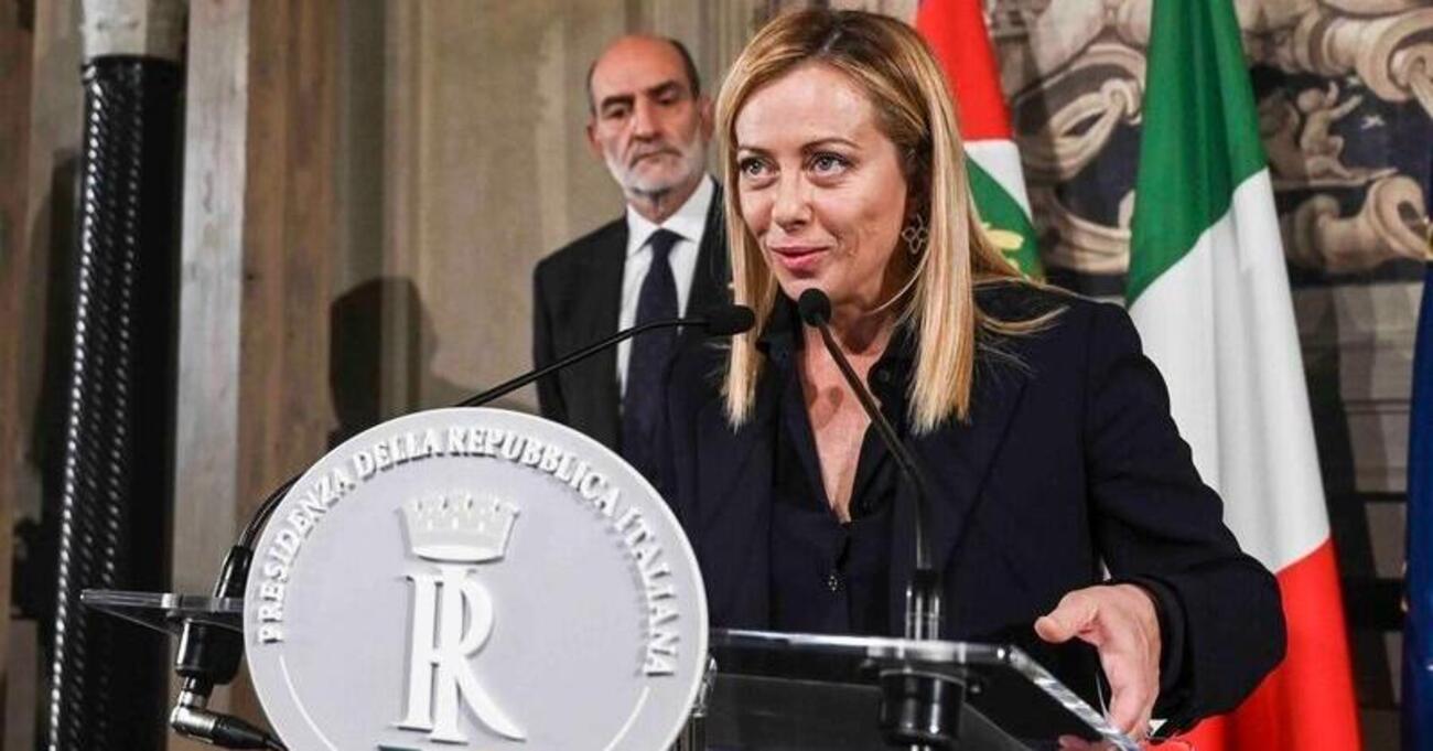 Nel primo discorso della Meloni autostrade, costi carburante e infrastrutture: cosa deve aspettarsi dal governo chi viaggia in auto e moto