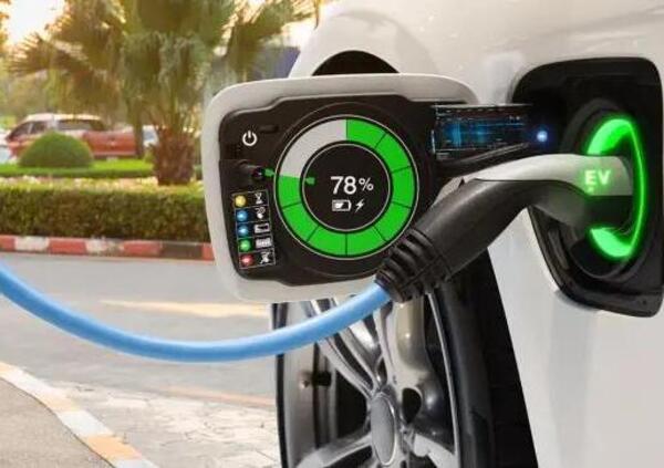 Auto elettriche, la ricarica &egrave; sempre pi&ugrave; salata: ecco quanto &egrave; aumentata in un anno