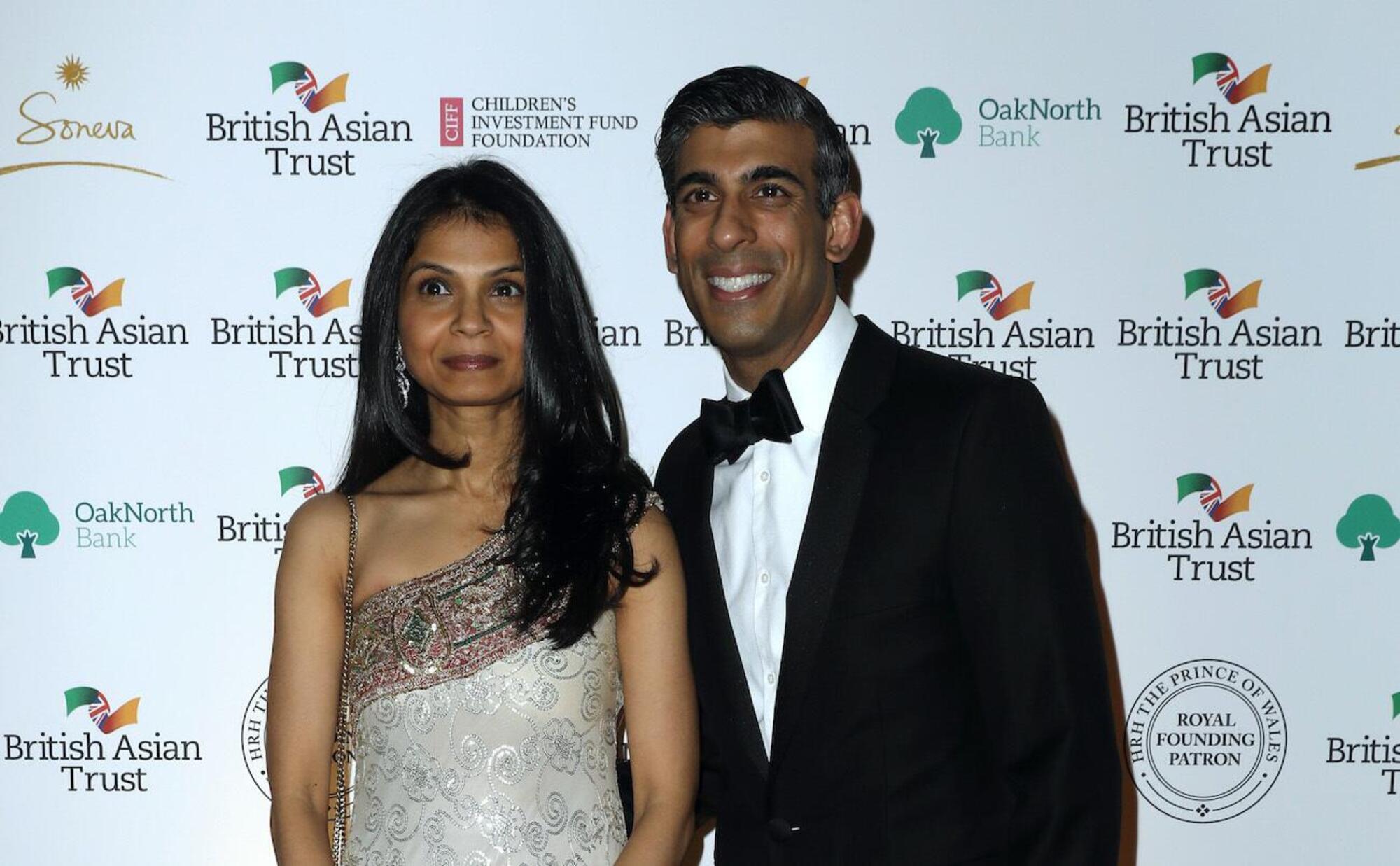 Il nuovo premier britannico Rishi Sunak e la moglie Akshata Murthy