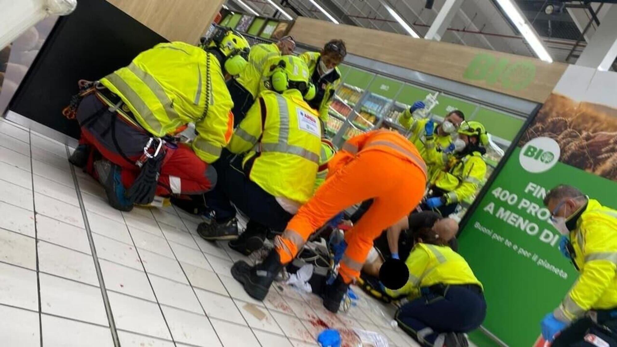 Una fase dei soccorsi alle vittime al centro commerciale