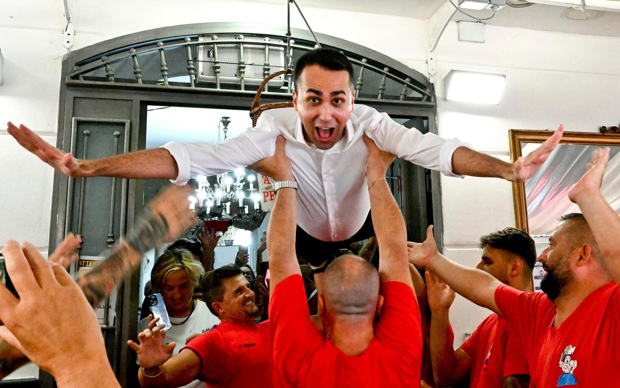 Il famigerato volo (di lì a poco fuori dal Parlamento) di Di Maio
