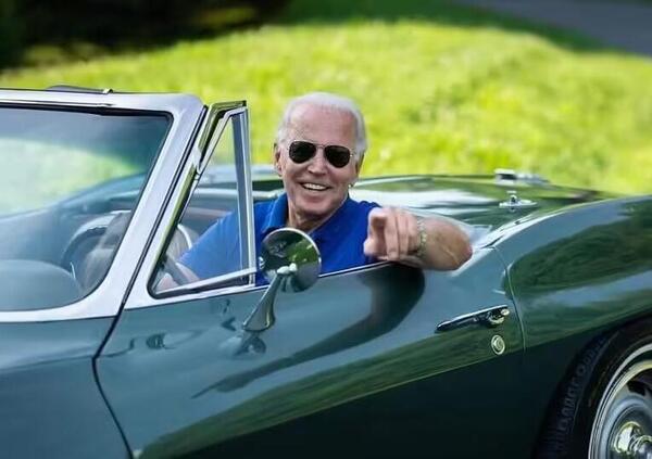 [VIDEO] Joe Biden pilota per un giorno: sfida a 190 km/h su una Corvette d&#039;epoca