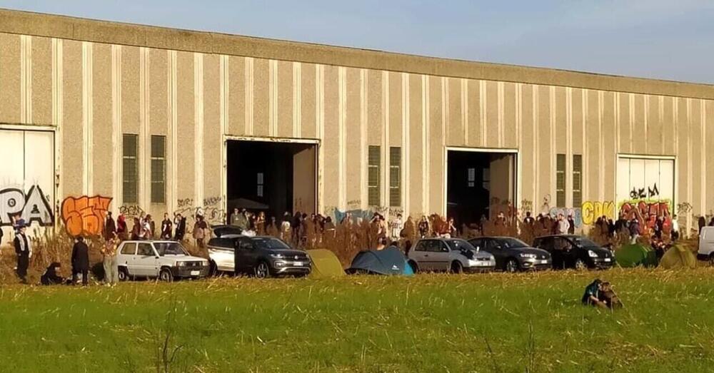 Rave party a Modena, tra disagi in autostrada e pienone di auto e camper: ordinato lo sgombero