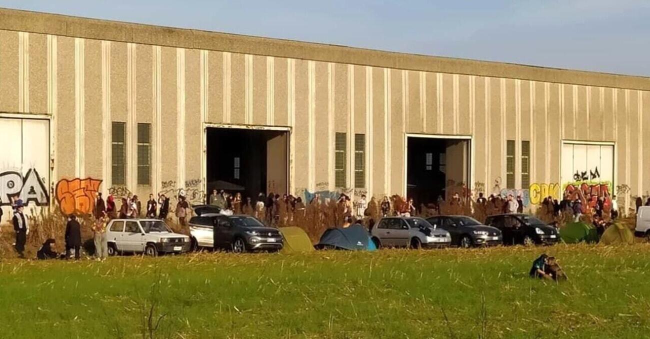 Rave party a Modena, tra disagi in autostrada e pienone di auto e camper: ordinato lo sgombero