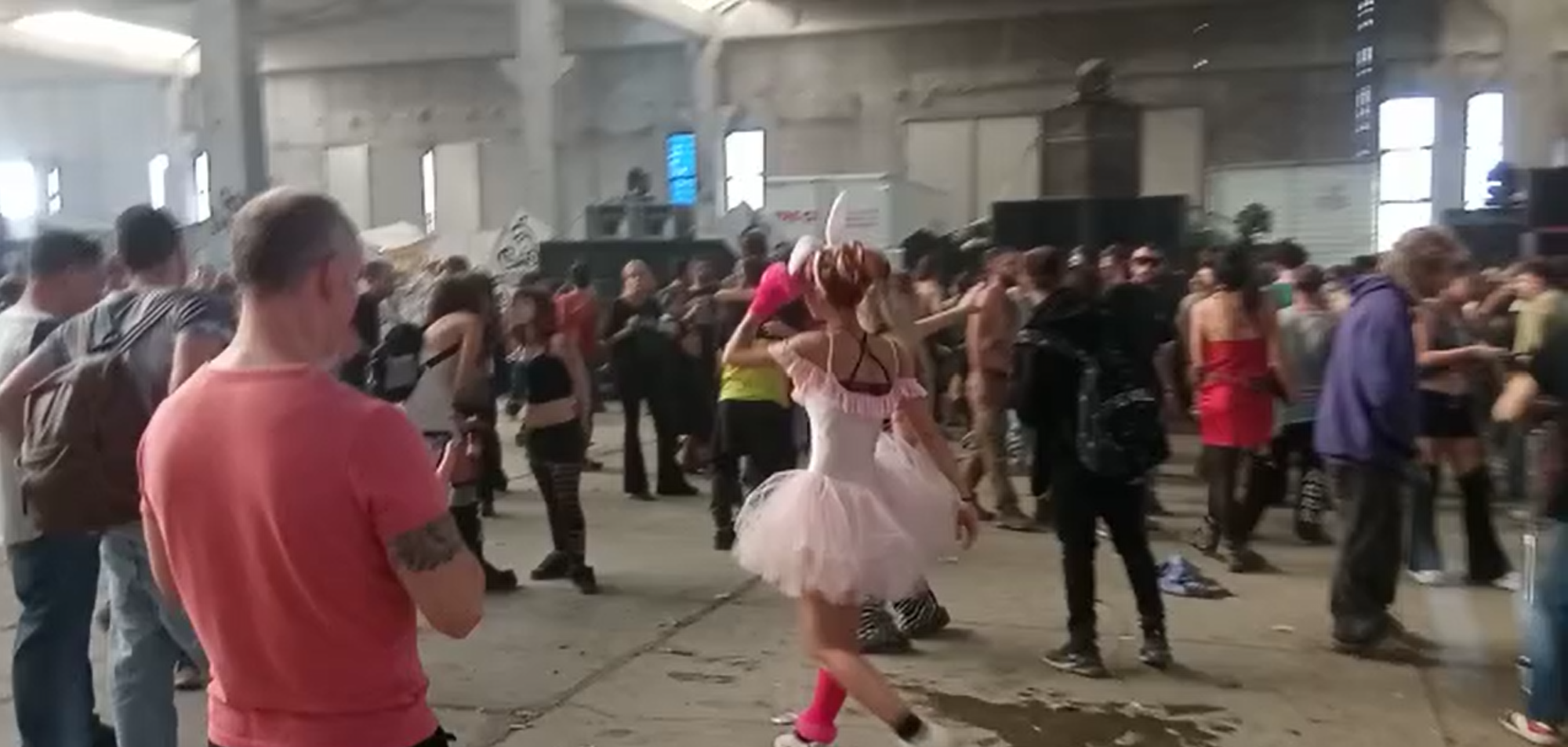 20221031 101237725 4311Una ragazza vestita da ballerina al rave di Modena