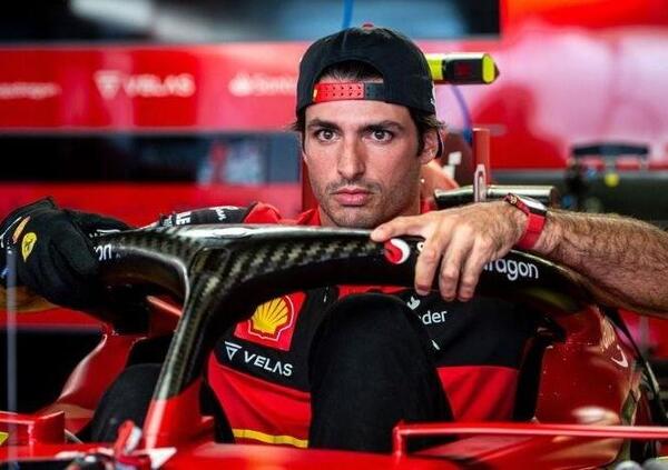 [VIDEO] Ferrari, Sainz bloccato in macchina ha bisogno di aiuto per uscire: sicurezza a rischio?