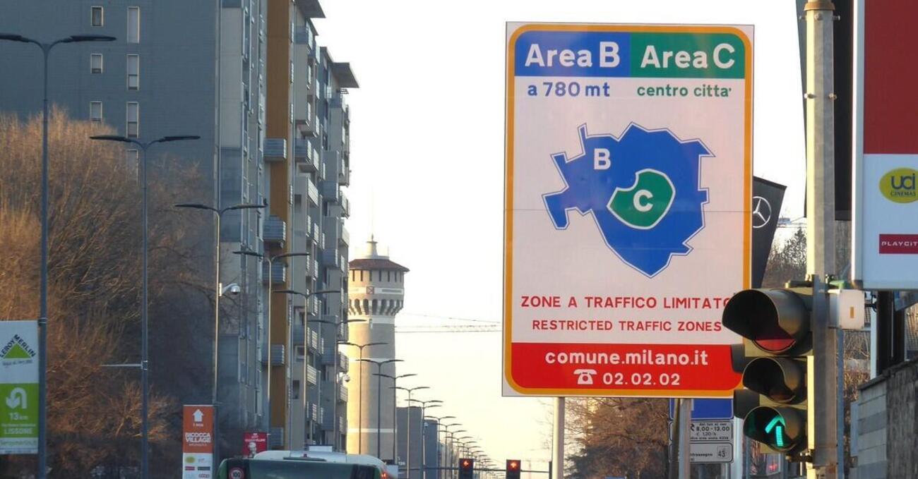 Imbrattate le telecamere dell&rsquo;Area B di Milano. Ecco come i vandali rivendicano il raid