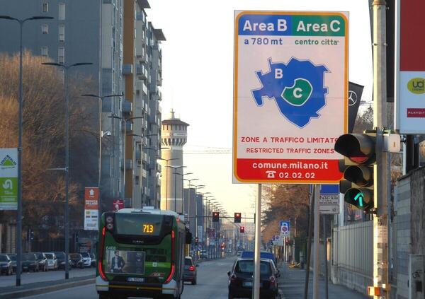 Imbrattate le telecamere dell&rsquo;Area B di Milano. Ecco come i vandali rivendicano il raid