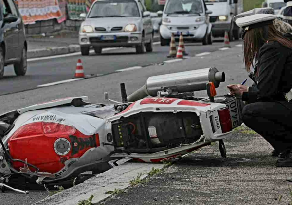 Investe e uccide motociclista dopo una lite al semaforo: arrestato per omicidio volontario