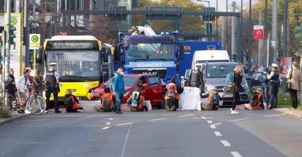 Follia degli attivisti per il clima: bloccano l&#039;ambulanza con una ciclista in fin di vita