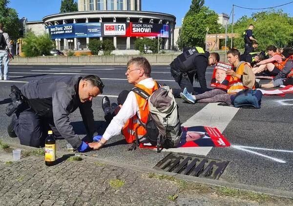 Follia degli attivisti per il clima: bloccano l&#039;ambulanza con una ciclista in fin di vita