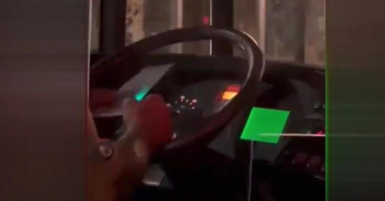 [VIDEO] Sorpreso alla guida dell&#039;autobus con un &quot;gratta e vinci&quot;: gravi conseguenze per l&#039;autista