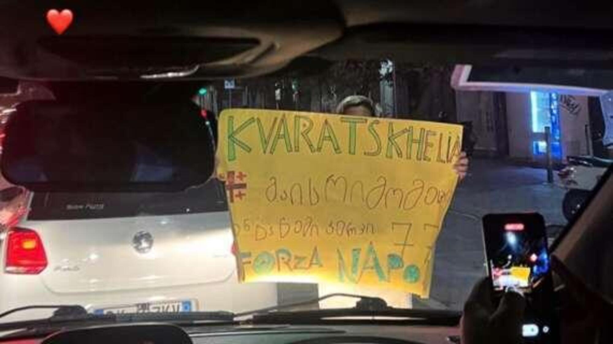 Il manifesto di un tifoso in cui c'è scritto "Kvaratskhelia ti amo"