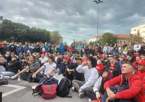 Sweet emotion a Pesaro: Pecco Bagnaia campione del mondo nella citt&agrave; che non ci sperava proprio pi&ugrave; [VIDEO]