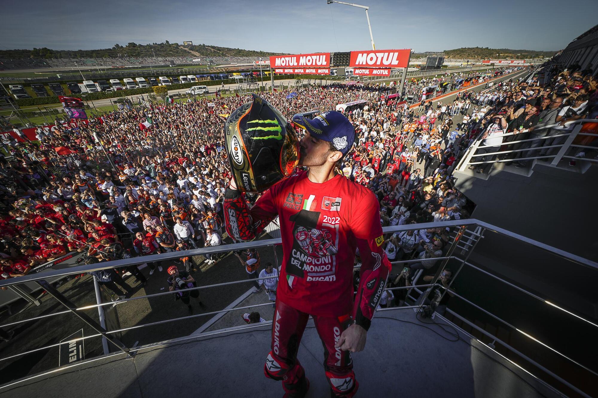 Il pubblico di Valencia per Pecco Bagnaia