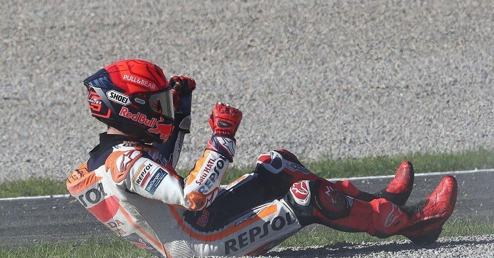 Ma la piazza esulta ancora quando cade Marc Marquez